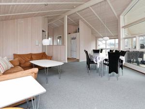 Кът за сядане в 8 person holiday home in Gilleleje