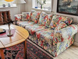 uma sala de estar com um sofá e uma mesa em 4 person holiday home in Lemvig em Trans