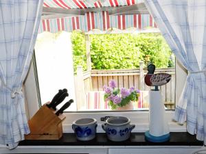uma bancada de cozinha com uma janela com uma faca em 3 person holiday home in H LLVIKEN em Höllviken