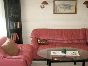 sala de estar con sofá rosa y mesa de cristal en 6 person holiday home in lyngdal, en Lyngdal