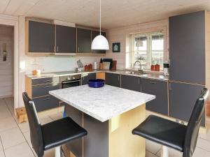 Una cocina o zona de cocina en 5 person holiday home in Skagen