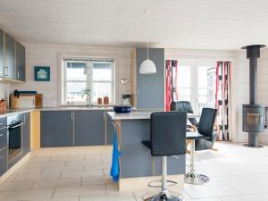 Una cocina o zona de cocina en 5 person holiday home in Skagen