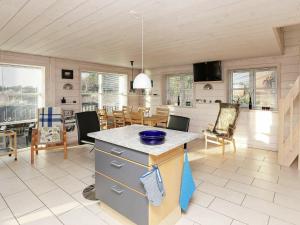 Kandestederneにある5 person holiday home in Skagenのキッチン、リビングルーム(テーブル、椅子付)