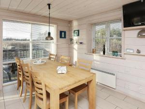 Kandestederneにある5 person holiday home in Skagenのダイニングルーム(木製テーブル、椅子付)
