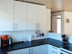 Five-Bedroom Holiday home in Fjerritslevにあるキッチンまたは簡易キッチン