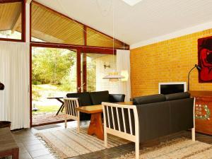 sala de estar con sofá y mesa en 6 person holiday home in Nex, en Spidsegård