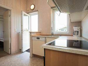 Kuchyň nebo kuchyňský kout v ubytování Three-Bedroom Holiday home in Grömitz 7
