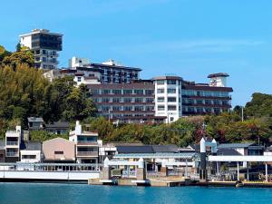 平戶市的住宿－旗松亭日式旅館，一群水体上建筑物