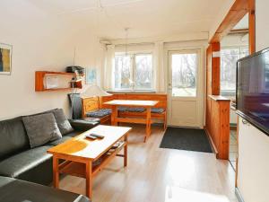 Posezení v ubytování Two-Bedroom Holiday home in Svaneke 4