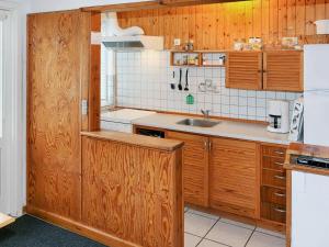 Kuchyň nebo kuchyňský kout v ubytování Two-Bedroom Holiday home in Svaneke 4