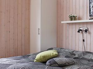 Una cama o camas en una habitación de Three-Bedroom Holiday home in Løkken 20