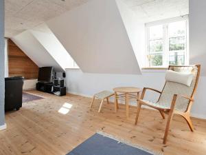 een woonkamer met een tafel en 2 stoelen bij Holiday Home Tane Hedevej in Blåvand
