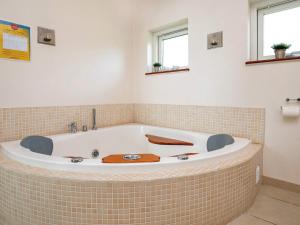 La salle de bains privative est pourvue d'une baignoire. dans l'établissement 8 person holiday home in Lemvig, à Lemvig