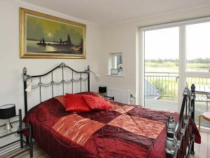 ロッケンにあるThree-Bedroom Holiday home in Løkken 22のベッドルーム1室(赤いベッド1台、窓付)