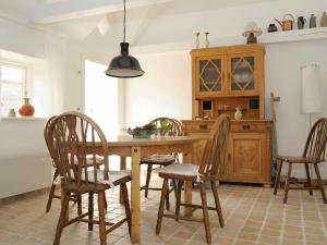 ブラーバンドにある5 person holiday home in Bl vandのキッチン(木製テーブル、椅子付)