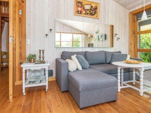 een woonkamer met een bank en een tafel bij 6 person holiday home in Ebeltoft in Femmøller