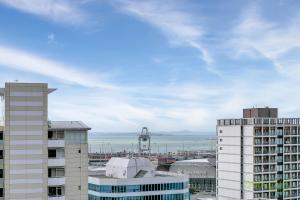 Vedere generală la Auckland sau o vedere a orașului de la acest apartament