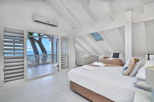 Cama o camas de una habitación en Decked Out By The Sea
