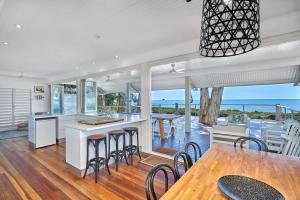 cocina abierta y comedor con vistas al océano en Decked Out By The Sea, en Clifton Beach