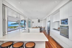 Una cocina o zona de cocina en Decked Out By The Sea