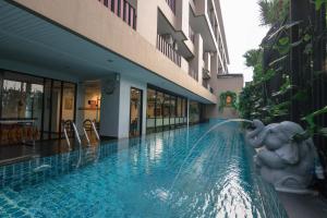 Bazén v ubytování Lani Chiang Mai Hotel nebo v jeho okolí
