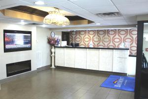 a waiting room with a fireplace and a tv at Baymont by Wyndham Franklin in Franklin