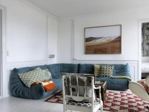 uma sala de estar com um sofá azul em ApartmentInCopenhagen Apartment 1360 em Copenhague