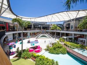 una vista aérea de un centro comercial con piscina en Tropicana Motel, en Gold Coast