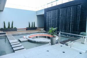 素叻的住宿－蘭花江景酒店，一座建筑中间的游泳池,有一个喷泉