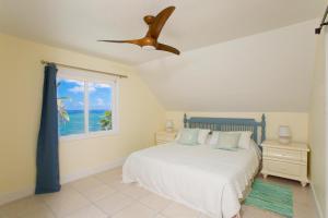 Postel nebo postele na pokoji v ubytování Babylon Reef - North Side Villa with Private Pool & Backyard Snorkeling + 16 fotografií