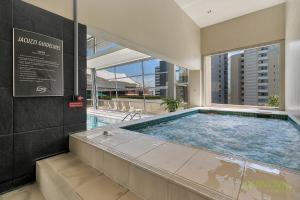 Piscina de la sau aproape de QV Central Upscale Apt in a Hotel Building-929
