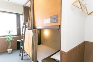 Oak Hotel Edo في طوكيو: غرفة مع سرير بطابقين في غرفة