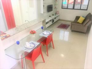 uma cozinha e sala de estar com mesa e cadeiras em Lindo Ap 101 Quadra do Mar c Garagem no Recife