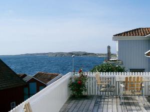 Hälleviksstrand的住宿－6 person holiday home in H LLEVIKSSTRAND，阳台配有椅子,享有水景