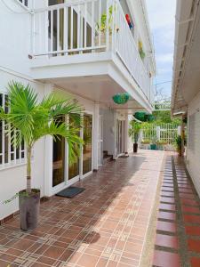 an empty courtyard of a house with a staircase at Tropical Coral in San Andrés