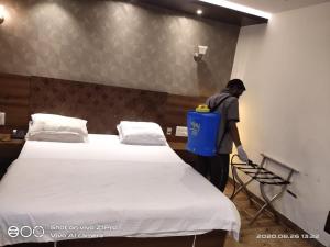 Postel nebo postele na pokoji v ubytování Hotel Regal Palace