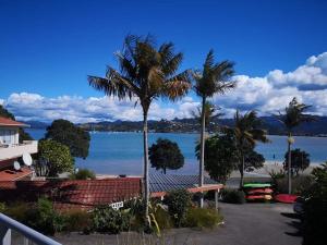 Vom Balkon eines Hauses genießen Sie Meerblick. in der Unterkunft Paku Lodge Resort in Tairua