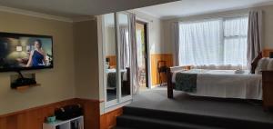 TV a/nebo společenská místnost v ubytování Cradle Alpine Retreat