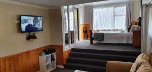 TV a/nebo společenská místnost v ubytování Cradle Alpine Retreat