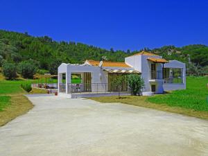 Gallery image of Parisis Villas in Troulos