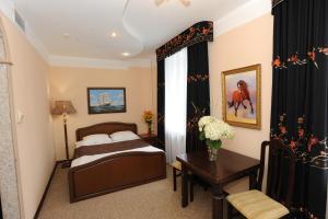 Ένα ή περισσότερα κρεβάτια σε δωμάτιο στο Stary Dvor Hotel +55 φωτογραφίες