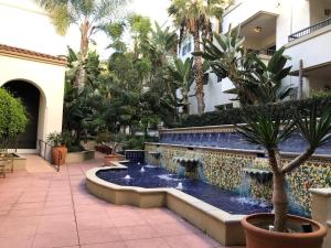 Perfect Apt near UCLA w Parking Gym Pool WIFI in Westwood B3外面的花园