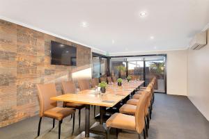 a large dining room with a long table and chairs at Comfort Inn Whyalla in Whyalla
