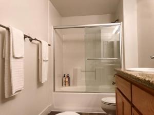 Perfect Apt near UCLA w Parking Gym Pool WIFI in Westwood B3的一间浴室