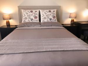 Perfect Apt near UCLA w Parking Gym Pool WIFI in Westwood B3客房内的一张或多张床位