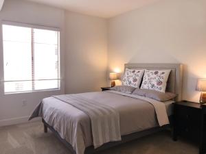 Perfect Apt near UCLA w Parking Gym Pool WIFI in Westwood B3客房内的一张或多张床位