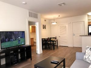 uma sala de estar com uma grande televisão de ecrã plano em Perfect Apt near UCLA w Parking Gym Pool WIFI in Westwood B3 em Los Angeles