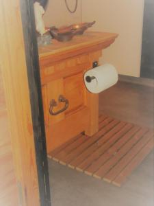 a toilet paper dispenser with a toilet paper roll at B&B uniikki majoitus maalaisidyllissä in Tervola