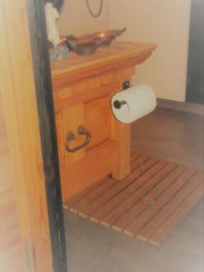 a toilet paper dispenser with a toilet paper roll at B&B uniikki majoitus maalaisidyllissä in Tervola