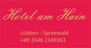 ein rotes Schild mit den Worten Hotel am Inn in der Unterkunft Hotel am Hain in Lübben